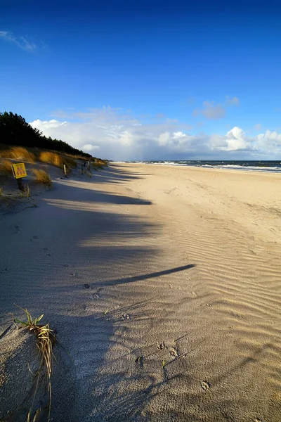 Piaszczysta Plaża Nad Morzem — Zdjęcie stockowe