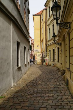 PRAG, CZECH REPUBLIC - CIRCA MAYIS 2023: Eski Prag sokakları modern reklam, tabela ve grafiti biçimleriyle birleşir