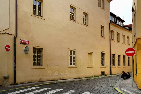 PRAG, CZECH REPUBLIC - CIRCA MAYIS 2023: Eski Prag sokakları modern reklam, tabela ve grafiti biçimleriyle birleşir