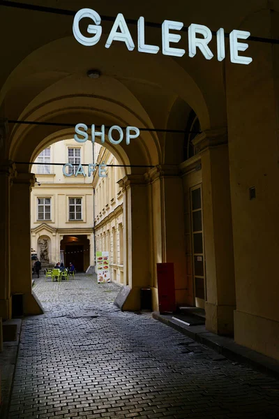 PRAG, CZECH REPUBLIC - CIRCA MAYIS 2023: Eski Prag sokakları modern reklam, tabela ve grafiti biçimleriyle birleşir