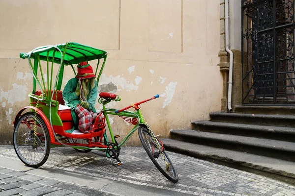 PRAG, CZECH REPUBLIC - CIRCA MAYIS 2023: Eski Prag sokakları modern reklam, tabela ve grafiti biçimleriyle birleşir