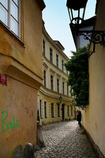 PRAG, CZECH REPUBLIC - CIRCA MAYIS 2023: Eski Prag sokakları modern reklam, tabela ve grafiti biçimleriyle birleşir