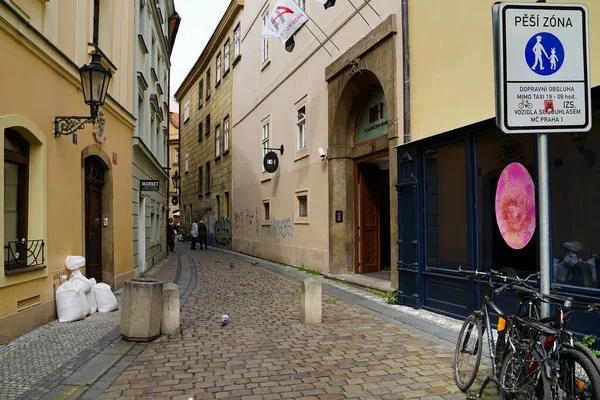 PRAG, CZECH REPUBLIC - CIRCA MAYIS 2023: Eski Prag sokakları modern reklam, tabela ve grafiti biçimleriyle birleşir