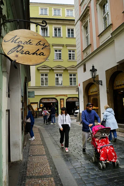 PRAG, CZECH REPUBLIC - CIRCA MAYIS 2023: Eski Prag sokakları modern reklam, tabela ve grafiti biçimleriyle birleşir