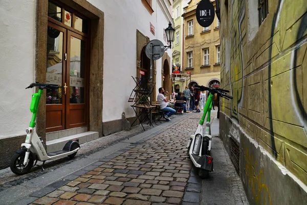 PRAG, CZECH REPUBLIC - CIRCA MAYIS 2023: Eski Prag sokakları modern reklam, tabela ve grafiti biçimleriyle birleşir