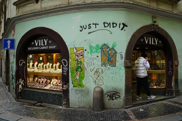 PRAG, CZECH REPUBLIC - CIRCA MAYIS 2023: Eski Prag sokakları modern reklam, tabela ve grafiti biçimleriyle birleşir