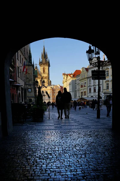 PRAG, CZECH REPUBLIC - CIRCA MAYIS 2023: Eski Prag sokakları modern reklam, tabela ve grafiti biçimleriyle birleşir