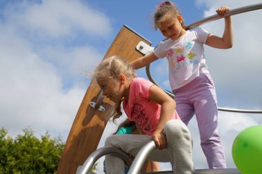 BATI POMERANYA, POLAND - CRCA HAZİRAN 2022: Tatil güneşinde, çocuklar yeni bir oyun parkının açılışının keyfini çıkarıyorlar
