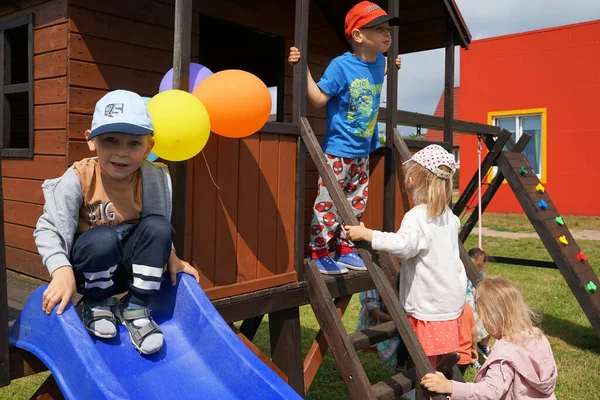 BATI POMERANYA, POLAND - CRCA HAZİRAN 2022: Tatil güneşinde, çocuklar yeni bir oyun parkının açılışının keyfini çıkarıyorlar