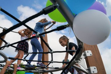 BATI POMERANYA, POLAND - CRCA HAZİRAN 2022: Tatil güneşinde, çocuklar yeni bir oyun parkının açılışının keyfini çıkarıyorlar