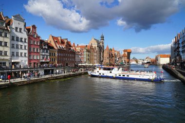 GDANSK, POLAND - CIRCA ECTOBER 2022: Motlawa Nehri üzerinde bir turizm gemisi