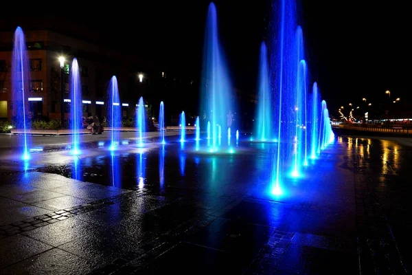 Şehir çeşmesi ılık yaz gecesi ve renkli aydınlatmalar