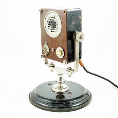 Eski bir metal mikrofon, üreticisi bilinmiyor.