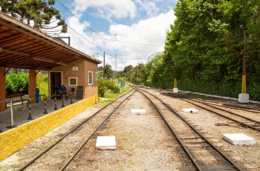 Campos do Jordao, Brezilya 'daki Emilio Ribas tren istasyonunun önündeki tren rayları..