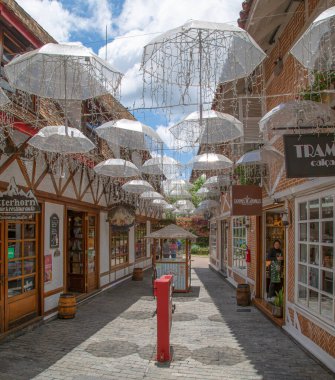 Campos do Jordao, Brezilya 'daki turizm merkezinde şemsiyeli dekorasyon.