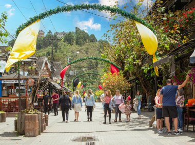 Campos do Jordao, Brezilya 'nın turizm merkezinde gezinen insanlar.
