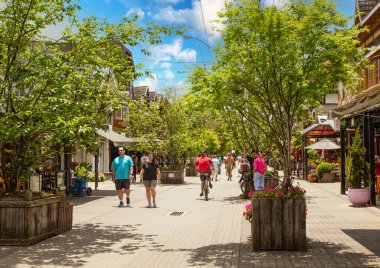 Campos do Jordao, Brezilya 'nın turizm merkezinde gezinen insanlar.