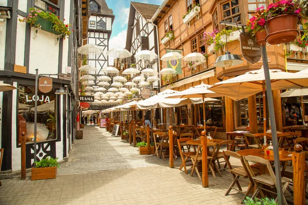 Campos 'taki turizm merkezindeki barlar ve restoranlar Jordao, Brezilya.