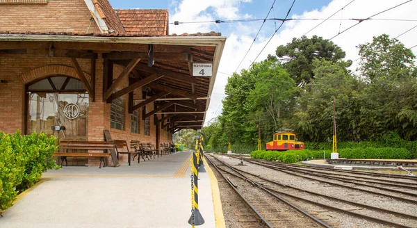 Campos 'taki Emilio Ribas tren istasyonu, Jordao yap, tren rayları ve park edilmiş tramvay..