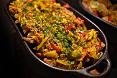 Kil tencerede pişmiş Brezilya deniz mahsulü moqueca. Geleneksel yiyecekler kuzeydoğu (Bahia) ve Brezilya 'daki Espirito Santo eyaletinde bulunur. Brezilya yemekleri..