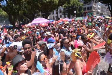 Rio de Janeiro / Brezilya - 02.11.2024: Rio de Janeiro, Brezilya 'da karnaval - Bloco Cordao do Boitata, bu Pazar (11), Rio de Janeiro şehir merkezinde. Grup Rio 'nun karnavalını geleneksel ve orijinal şarkılarla canlandırdı..