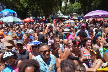 Rio de Janeiro / Brezilya - 02.11.2024: Rio de Janeiro, Brezilya 'da karnaval - Bloco Cordao do Boitata, bu Pazar (11), Rio de Janeiro şehir merkezinde. Grup Rio 'nun karnavalını geleneksel ve orijinal şarkılarla canlandırdı..