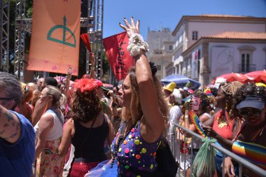 Rio de Janeiro / Brezilya - 02.11.2024: Rio de Janeiro, Brezilya 'da karnaval - Bloco Cordao do Boitata, bu Pazar (11), Rio de Janeiro şehir merkezinde. Grup Rio 'nun karnavalını geleneksel ve orijinal şarkılarla canlandırdı..