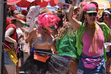Rio de Janeiro / Brezilya - 02.11.2024: Rio de Janeiro, Brezilya 'da karnaval - Bloco Cordao do Boitata, bu Pazar (11), Rio de Janeiro şehir merkezinde. Grup Rio 'nun karnavalını geleneksel ve orijinal şarkılarla canlandırdı..