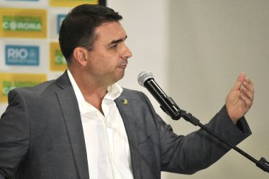 Brezilya Senatörü Flavio Bolsonaro Brezilya 'daki şiddet ve soruşturmalar hakkında bir basın toplantısında konuştu