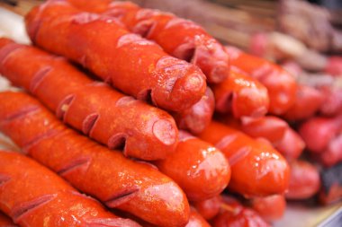 Masada kızarmış sosis şişi..