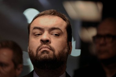 Rio de Janeiro, Brezilya - 04-13-2023: Rio de Janeiro Valisi, Brezilya, Claudio Castro, Rio de Janeiro 'da suça ve şiddete karşı yatırım hakkında yapılan bir basın toplantısında.