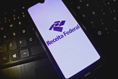 Rio de Janeiro, Brezilya. 02, 16, 2024. Klavyenin üstündeki cep telefonunun ekranındaki Brezilya Federal Gelirleri logosu.. 