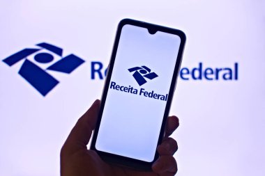 Rio de Janeiro, Brezilya. 02, 16, 2024. Brezilya Federal Gelir Logosu bilgisayar ekranının önündeki bir cep telefonu ekranında