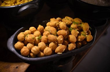 Kızarmış baharatlı nohut ya da Hint chana 'sı ya da kolesistektomi, popüler atıştırma tarifi. Sağlıklı kavrulmuş baharatlı nohut güveç tabağında.