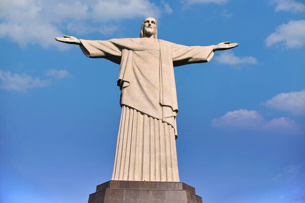 Статуя Христа Искупителя в Рио-де-Жанейро. Туристический пункт Рио-де-Жанейро - Бразилия. Христос Воскресший - статуя в стиле арт-деко, изображающая Иисуса Христа, расположенная на вершине горы Корковадо.
