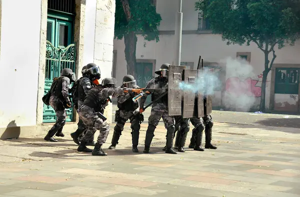 RIO DE JANEIRO, BRAZIL - Rio de Janeiro kentindeki protestoculara plastik mermi atan polis memurları