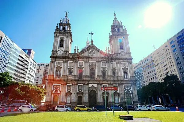 RIO DE JANEIRO, BRAZIL - Rio de Janeiro 'daki Candelaria Kilisesi güneşli bir günde. 23 Ocak 2024.