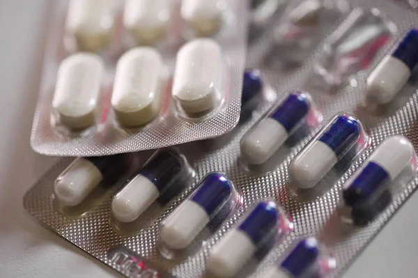 Antibiyotik ilaç hapları renkli antibakteriyel haplar ilaç kapsülü. İlaç kapsülleri, mavi, beyaz ve seçici odaklanma.