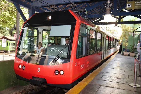 Rio de Janeiro, Brezilya - 01.23.2024: Kurtarıcı İsa 'ya turist götüren Corcovado treni istasyona geliyor. Corcovado treni Brezilya 'nın en eski treni..