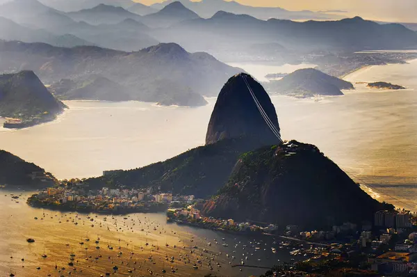 Şeker Dağı Kablo Arabası, Rio de Janeiro 'da turistik bir yer. Alacakaranlıkta Guanabara Körfezi ve Sugarloaf Dağı manzarası