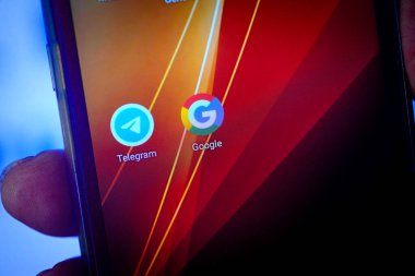 Cep telefonu ekranında sosyal medya logosu, Google ve Instagram 