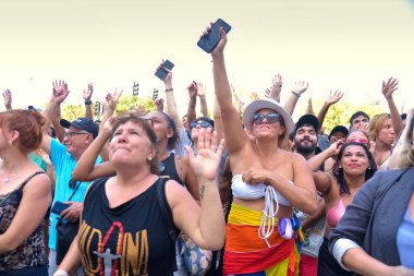 Rio de Janeiro, Brezilya - 05.01.2024: Rio de Janeiro 'daki Copacabana Palace Oteli önünde Madonna hayranlarının hareketi. Heyecanlı hayranlar otelin penceresinde pop yıldızını bekleyip eğleniyorlar..