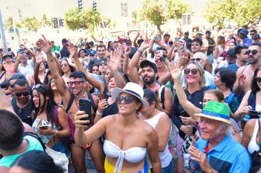 Rio de Janeiro, Brezilya - 05.01.2024: Rio de Janeiro 'daki Copacabana Palace Oteli önünde Madonna hayranlarının hareketi. Heyecanlı hayranlar otelin penceresinde pop yıldızını bekleyip eğleniyorlar..