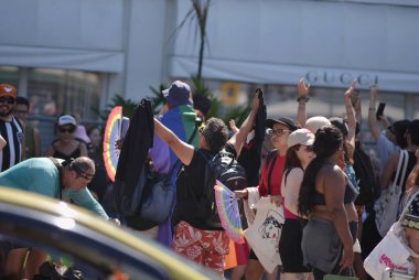 Rio de Janeiro, Brezilya - 05.01.2024: Rio de Janeiro 'daki Copacabana Palace Oteli önünde Madonna hayranlarının hareketi. Heyecanlı hayranlar otelin penceresinde pop yıldızını bekleyip eğleniyorlar..