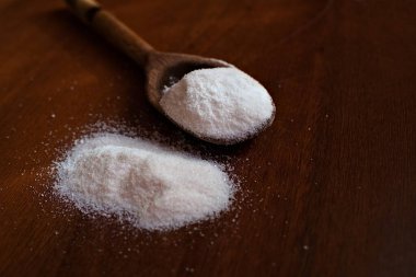 Doğal tatlandırıcı, Stevia, Xylitol, eritritol, Şeker. Tahta kaşıkla ahşap bir masada tatlandırıcı.