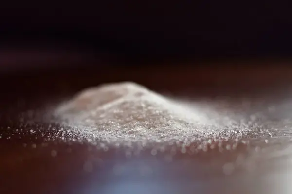 Doğal tatlandırıcı, Stevia, Xylitol, eritritol, Şeker. Tahta bir masada tatlandırıcı.