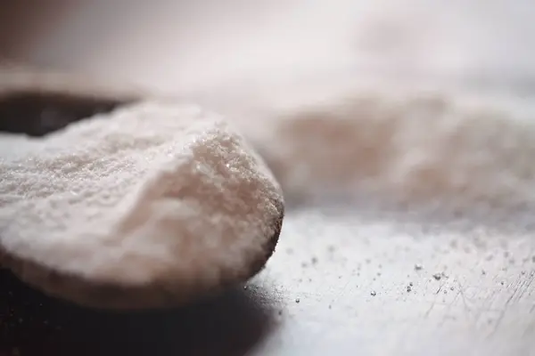 Doğal tatlandırıcı, Stevia, Xylitol, eritritol, Şeker. Tahta kaşıkla ahşap bir masada tatlandırıcı.