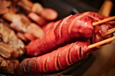 Masada kızarmış sosis şişi. Şiş barbekü. Sokak yemeği.