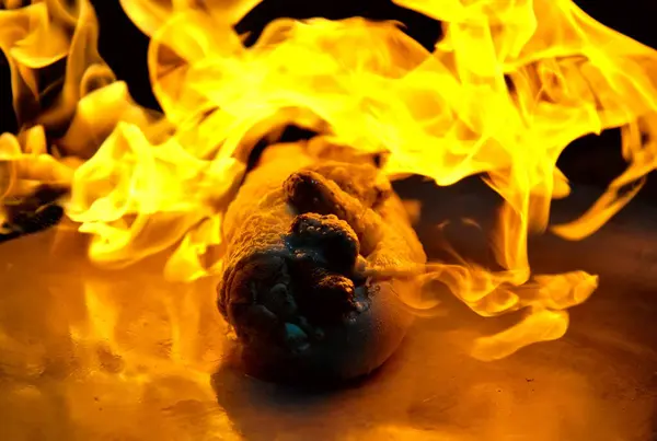 Sosisli, alevler içinde yanıyor. Sosis ve peynirle hazırlanmış yemekler ve sonra da alevler. Tipik Brezilya yemekleri, Haziran festivali boyunca çok takdir ediliyor..