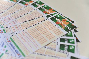 Loterias Caixa tarafından düzenlenen Brezilya Mega SENA piyangosunun kartları. Rio de Janeiro / Brezilya - 06.30.2024